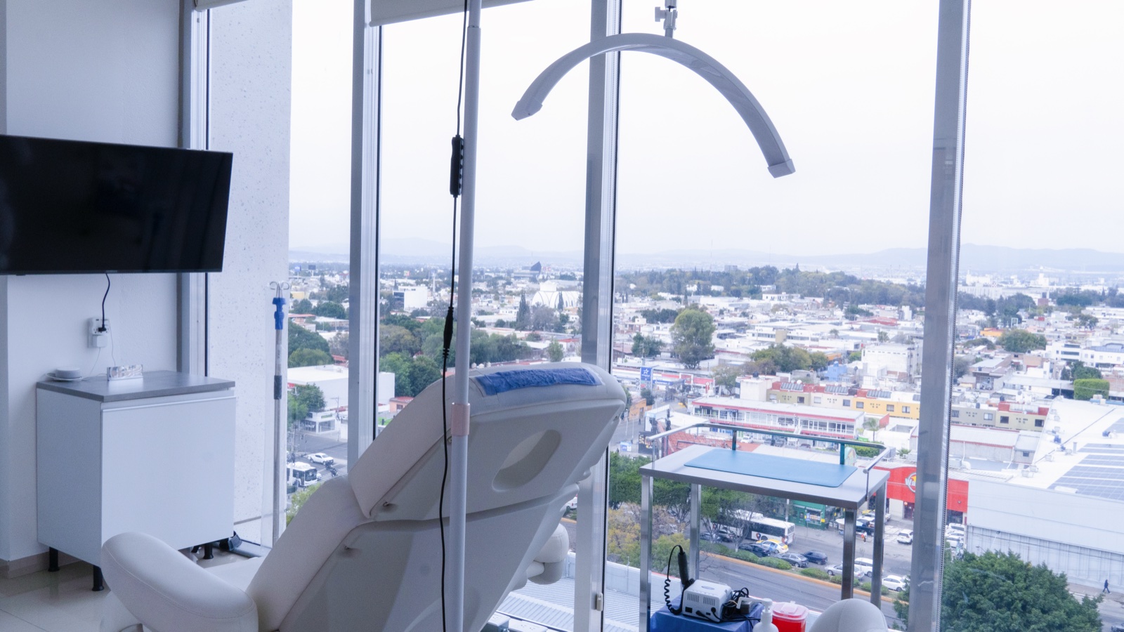 Sala de tratamiento capilar de Revitalit con vista panorámica de Querétaro