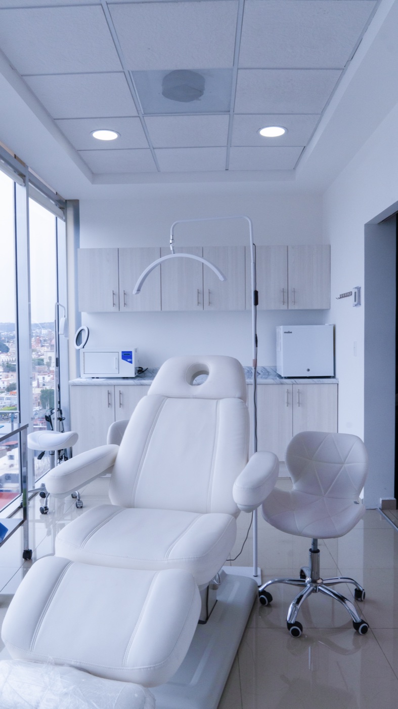 Consultorio de injerto capilar de Revitalit · espacio médico y luminoso
